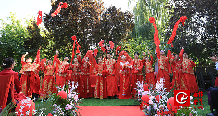 中式案例 | 秀禾马褂龙凤呈祥北京传统旅行结婚集体婚礼